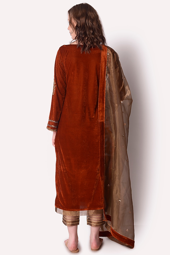 Rose Gold Embroidered Kurta Set by Shwetanga at Pernia's Pop Up Shop