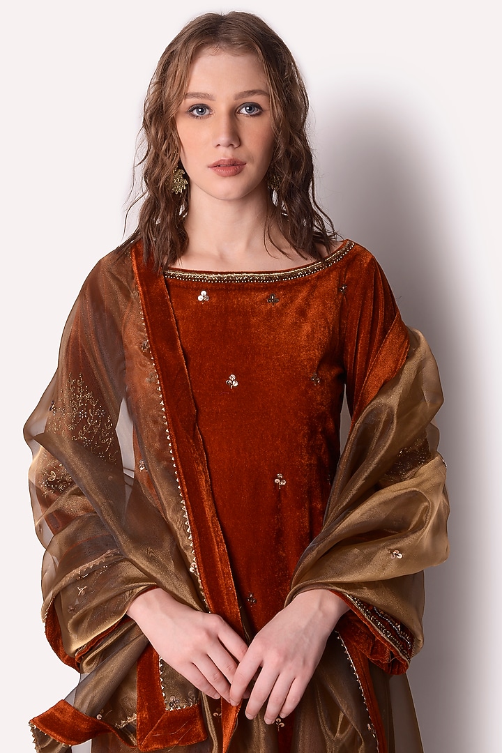 Rose Gold Embroidered Kurta Set by Shwetanga at Pernia's Pop Up Shop