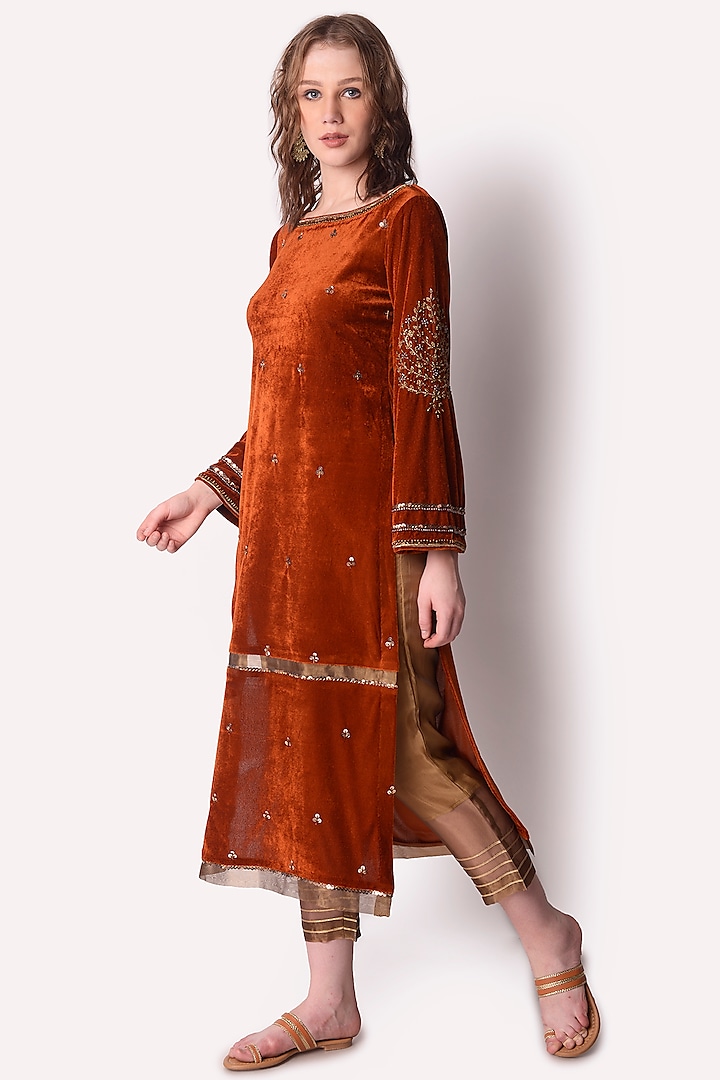 Rose Gold Embroidered Kurta Set by Shwetanga at Pernia's Pop Up Shop