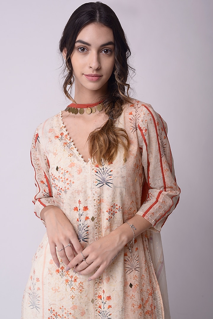 Ivory Embroidered Straight Kurta Set by Shwetanga at Pernia's Pop Up Shop