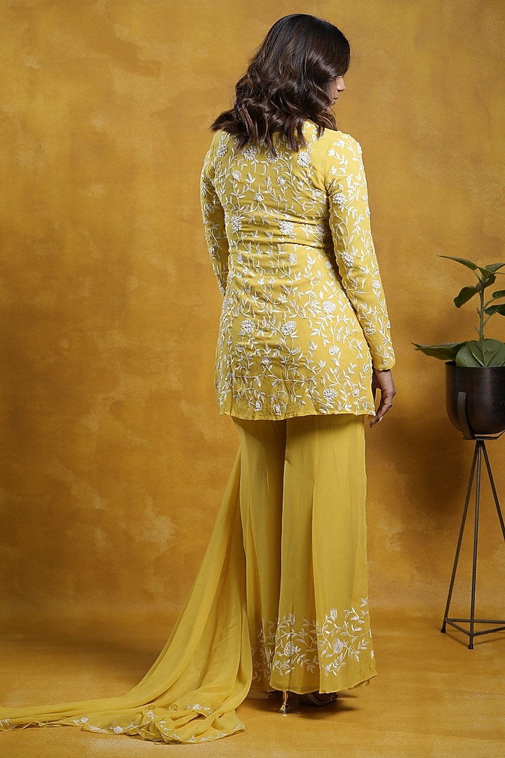 Yellow Viscose Georgette Thread Embroidered Kurta Set by SWETA DESAI at Pernia's Pop Up Shop