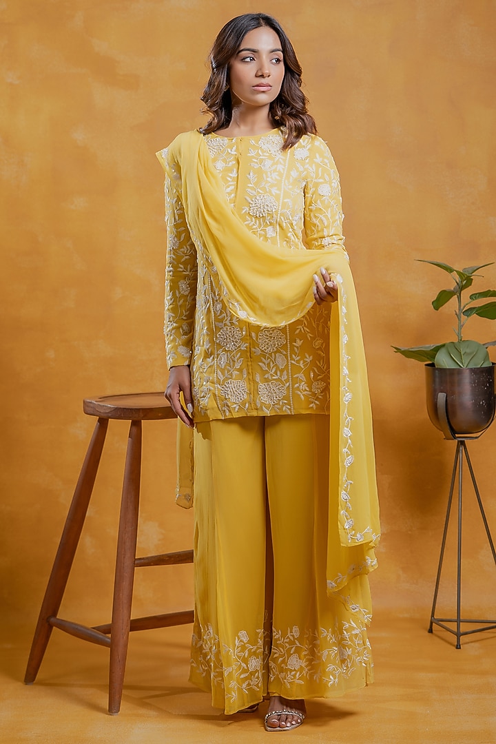 Yellow Viscose Georgette Thread Embroidered Kurta Set by SWETA DESAI at Pernia's Pop Up Shop