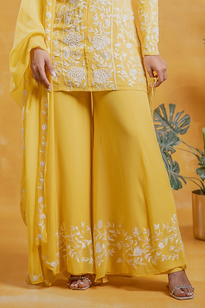Yellow Viscose Georgette Thread Embroidered Kurta Set by SWETA DESAI at Pernia's Pop Up Shop