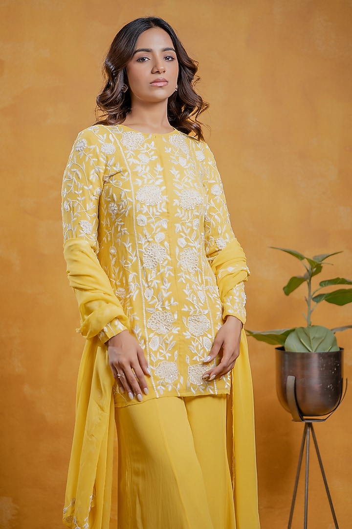 Yellow Viscose Georgette Thread Embroidered Kurta Set by SWETA DESAI at Pernia's Pop Up Shop