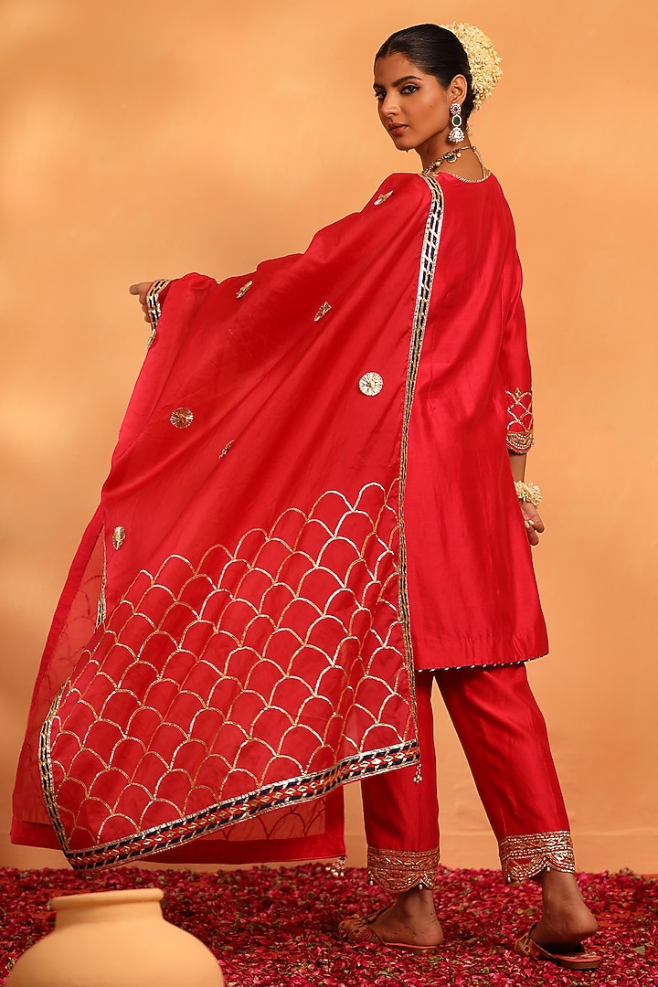 Crimson Red Chanderi Gota Work Kurta Set by Swati Wadhwani Couture at Pernia's Pop Up Shop