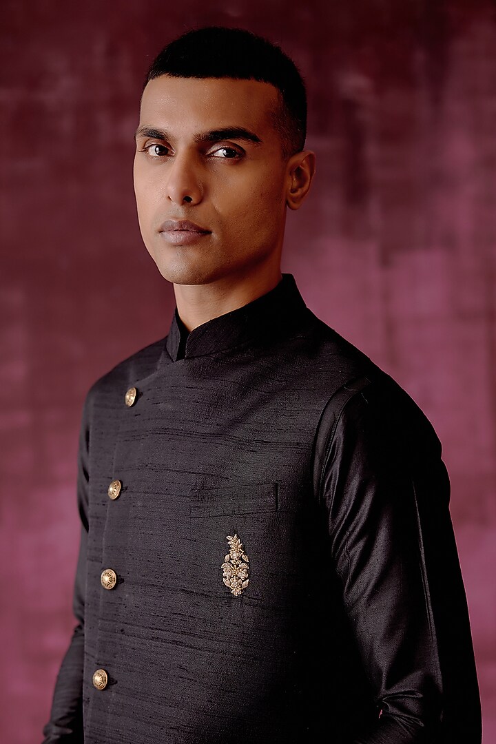 Black Handwoven Raw Silk Zardosi Embroidered Bundi Jacket Set by Pouli Pret Men at Pernia's Pop Up Shop