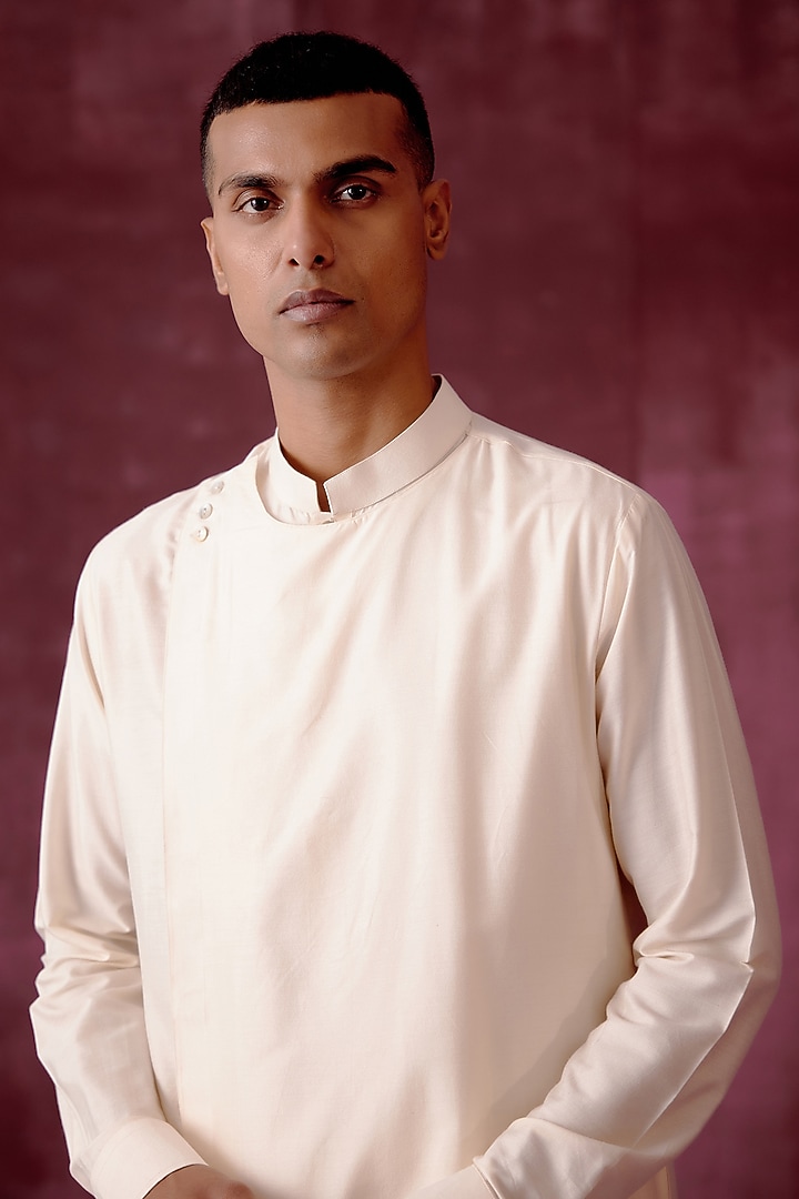 Off-White Cotton Satin Asymmetric Kurta Set by Pouli Pret Men at Pernia's Pop Up Shop