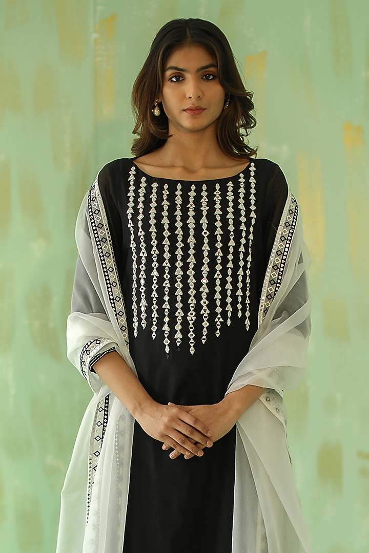Black Embroidered Kurta Set by POULI at Pernia's Pop Up Shop