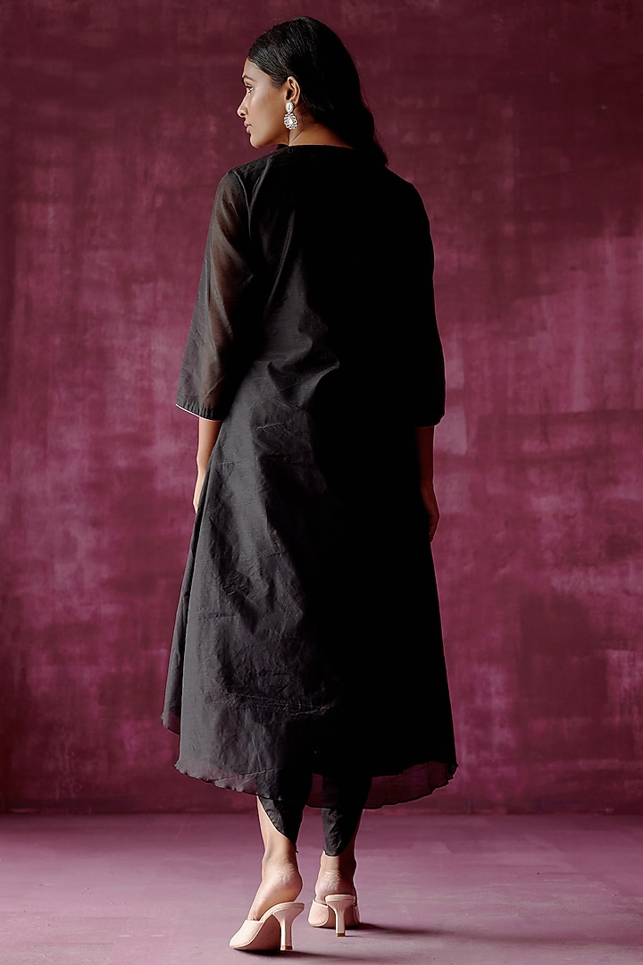Black Embroidered Kurta Set by POULI at Pernia's Pop Up Shop