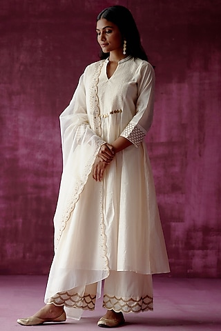 Off-White Sequins Embroidered Kurta Set by POULI