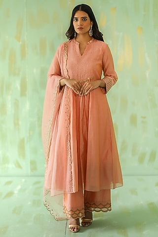 Vintage Pink Embroidered Kurta Set by POULI