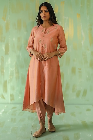 Vintage Pink Hand Embroidered Kurta Set by POULI