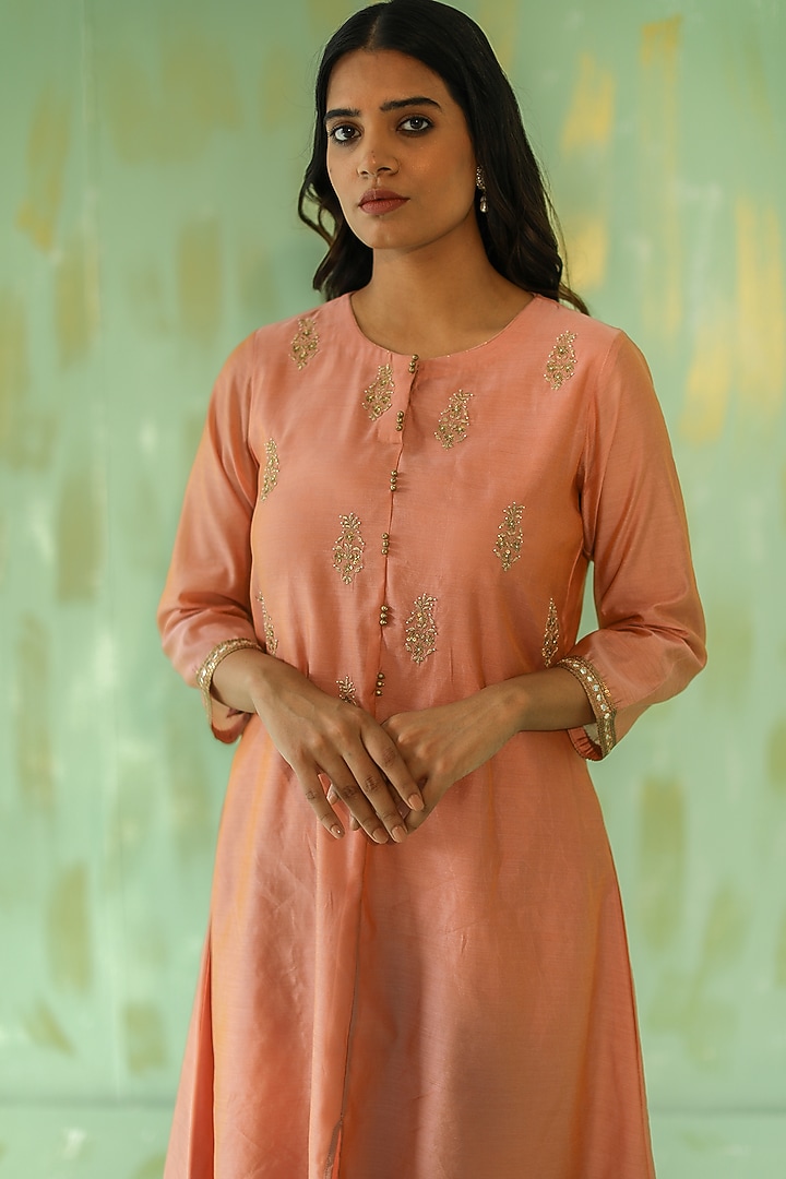 Vintage Pink Hand Embroidered Kurta Set by POULI at Pernia's Pop Up Shop