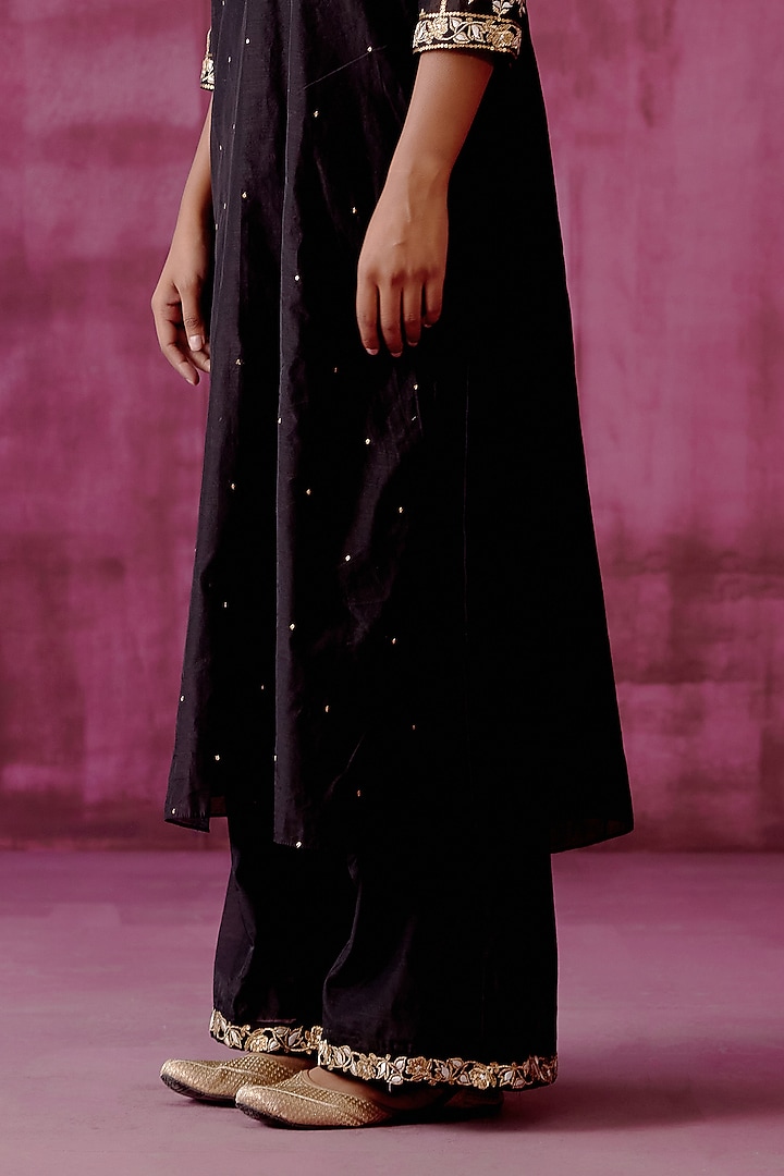 Black Embroidered Kurta Set by POULI at Pernia's Pop Up Shop