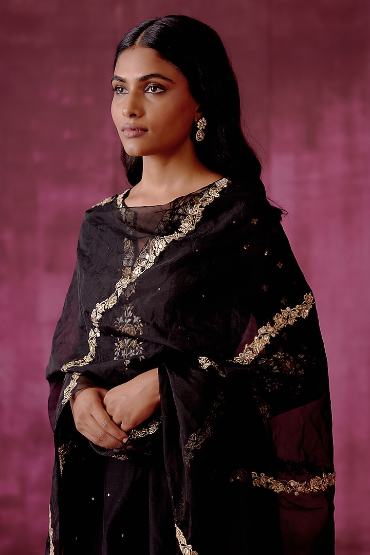 Black Embroidered Kurta Set by POULI at Pernia's Pop Up Shop