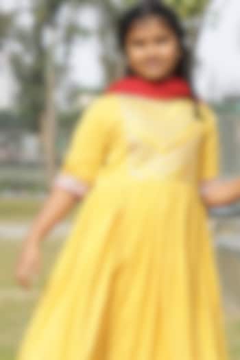 Yellow Mul Chanderi Thread Embroidered Kurta Set For Girls by Taber Tikri at Pernia's Pop Up Shop