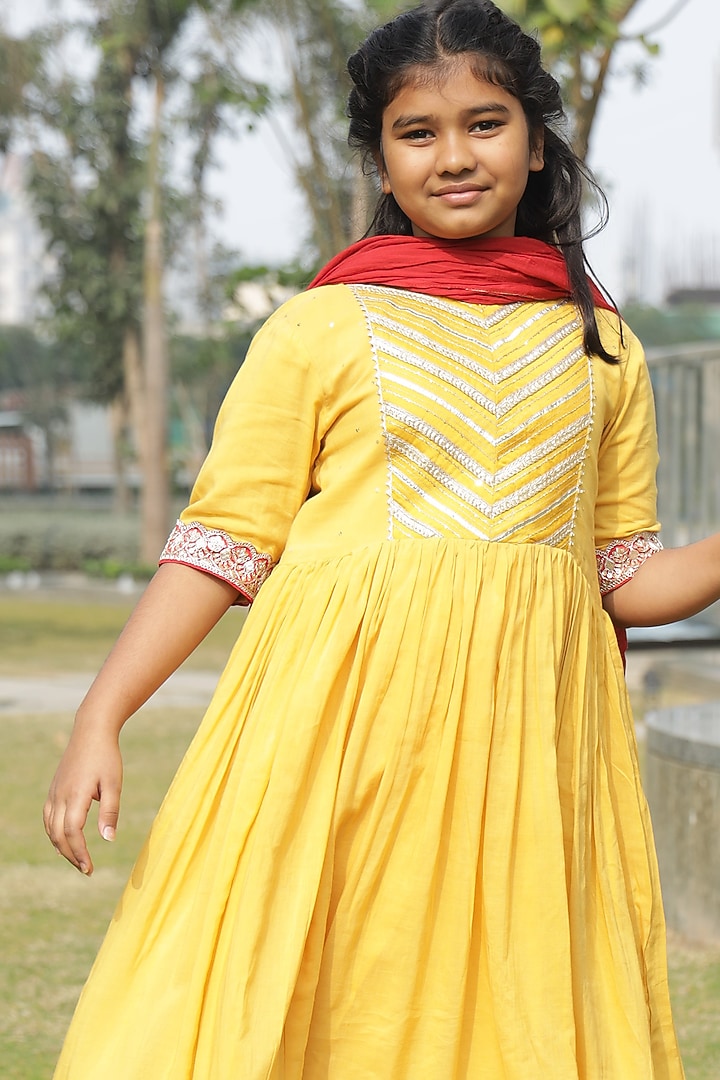 Yellow Mul Chanderi Thread Embroidered Kurta Set For Girls by Taber Tikri at Pernia's Pop Up Shop
