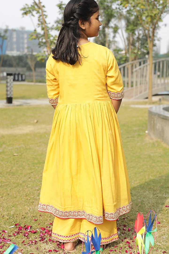 Yellow Mul Chanderi Thread Embroidered Kurta Set For Girls by Taber Tikri at Pernia's Pop Up Shop
