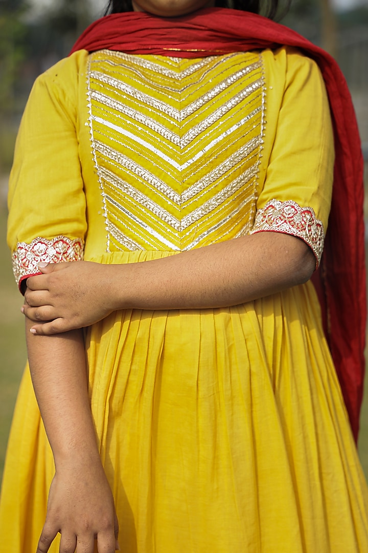 Yellow Mul Chanderi Thread Embroidered Kurta Set For Girls by Taber Tikri at Pernia's Pop Up Shop