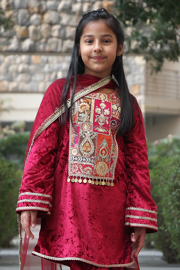 Maroon Velvet Thread Embroidered Kurta Set For Girls by Taber Tikri at Pernia's Pop Up Shop