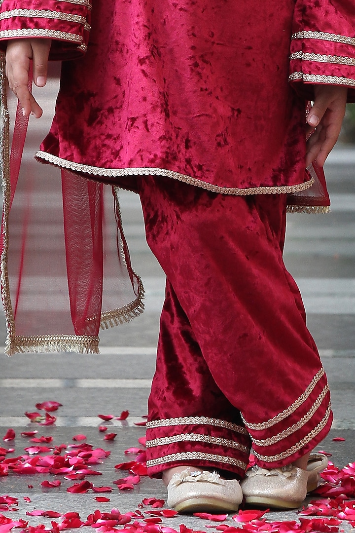 Maroon Velvet Thread Embroidered Kurta Set For Girls by Taber Tikri at Pernia's Pop Up Shop
