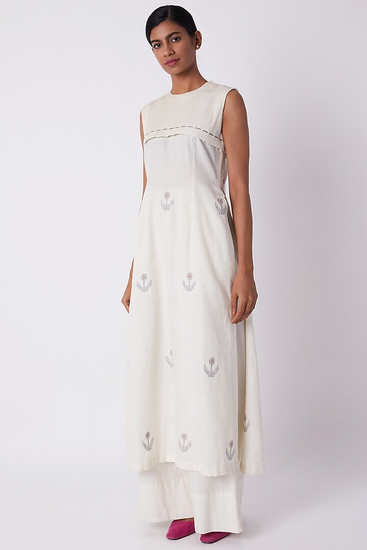 Off White Pintucked Kurta by Tahweave at Pernia's Pop Up Shop