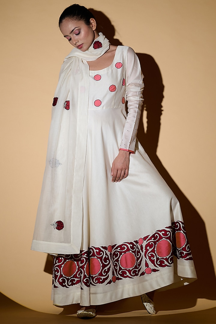 Ivory Anarkali Set With Applique Embroidery by Taika By Poonam Bhagat