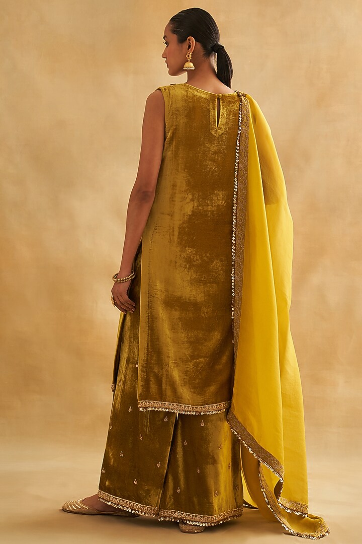 Green Pure Silk Velvet Embroidered Kurta Set by Taisha at Pernia's Pop Up Shop