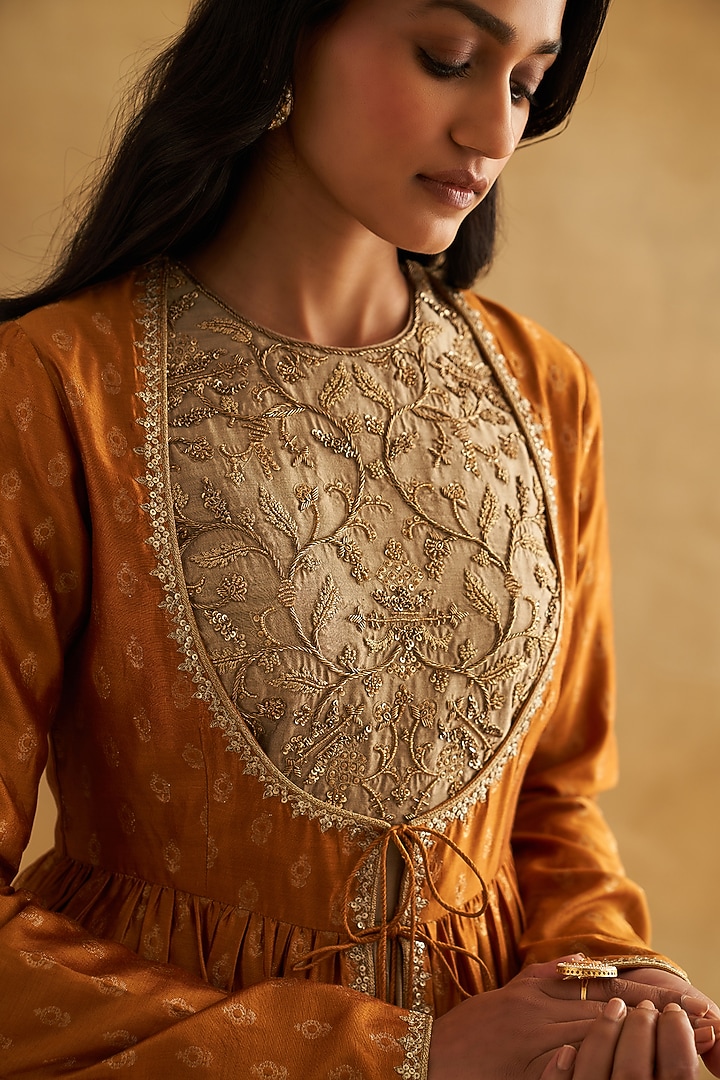 Gold-Silver Spun Silk & Zari Tissue Embroidered Kurta Set by Taisha at Pernia's Pop Up Shop
