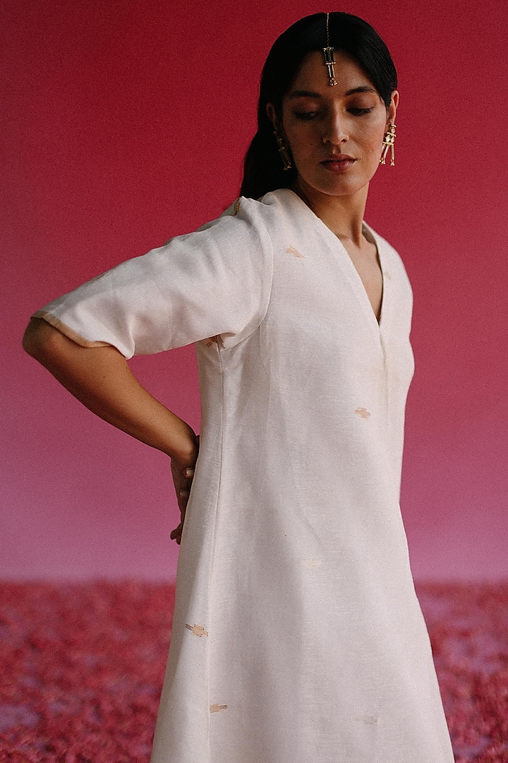 Off-White Handloom Pure Linen Silk Kurta Set by Taisha at Pernia's Pop Up Shop