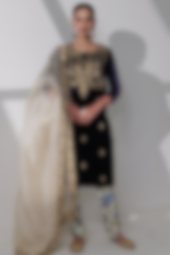 Black Pure Silk Velvet Hand Embroidered Kurta Set by Taisha at Pernia's Pop Up Shop