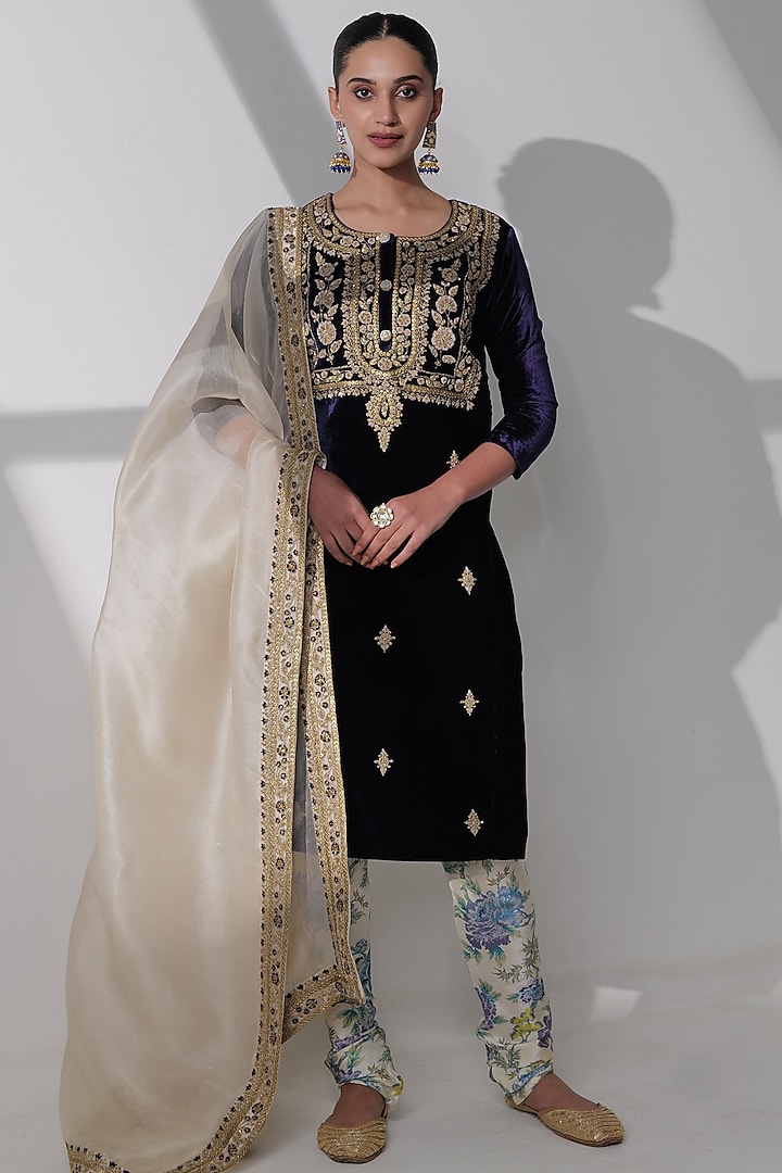 Black Pure Silk Velvet Hand Embroidered Kurta Set by Taisha at Pernia's Pop Up Shop