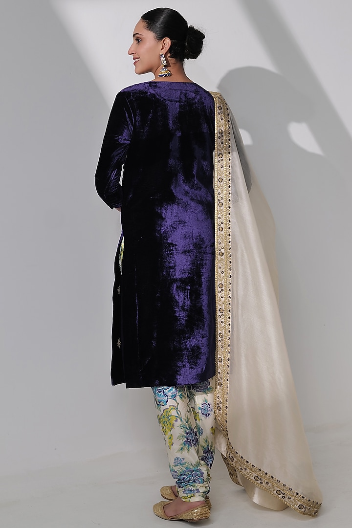 Black Pure Silk Velvet Hand Embroidered Kurta Set by Taisha at Pernia's Pop Up Shop