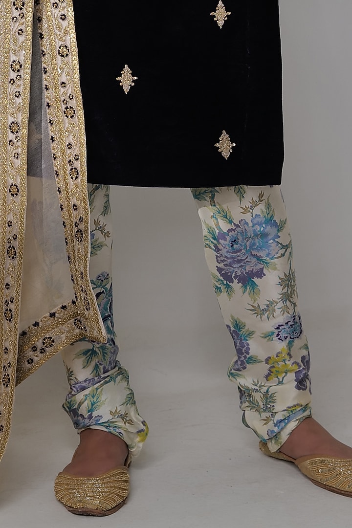 Black Pure Silk Velvet Hand Embroidered Kurta Set by Taisha at Pernia's Pop Up Shop