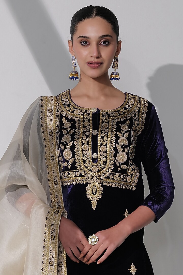 Black Pure Silk Velvet Hand Embroidered Kurta Set by Taisha at Pernia's Pop Up Shop
