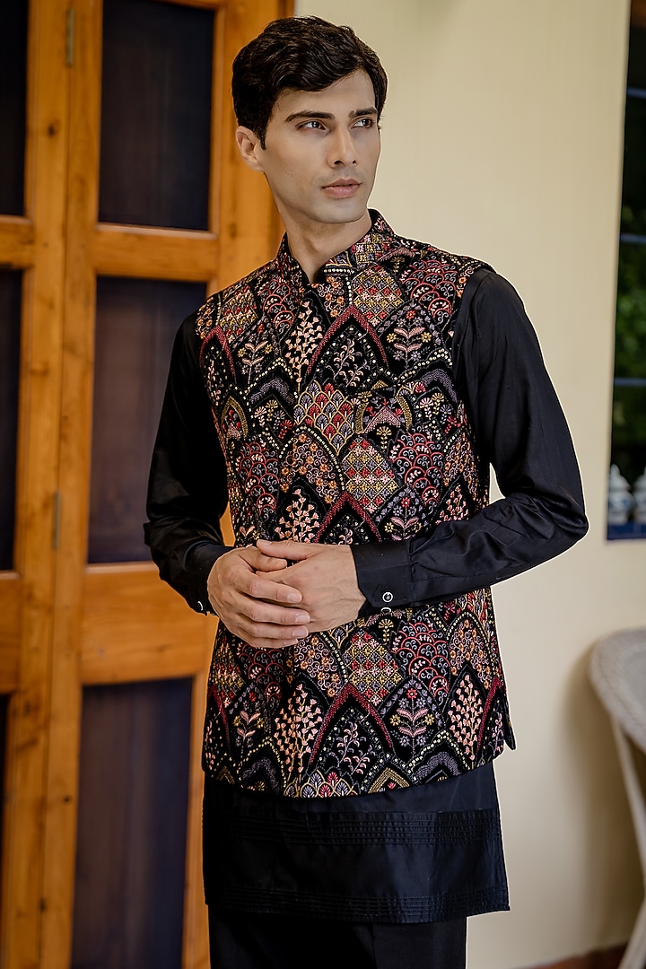 Black Velvet Machine Embroidered Bundi Jacket Set by TAJIRI at Pernia's Pop Up Shop