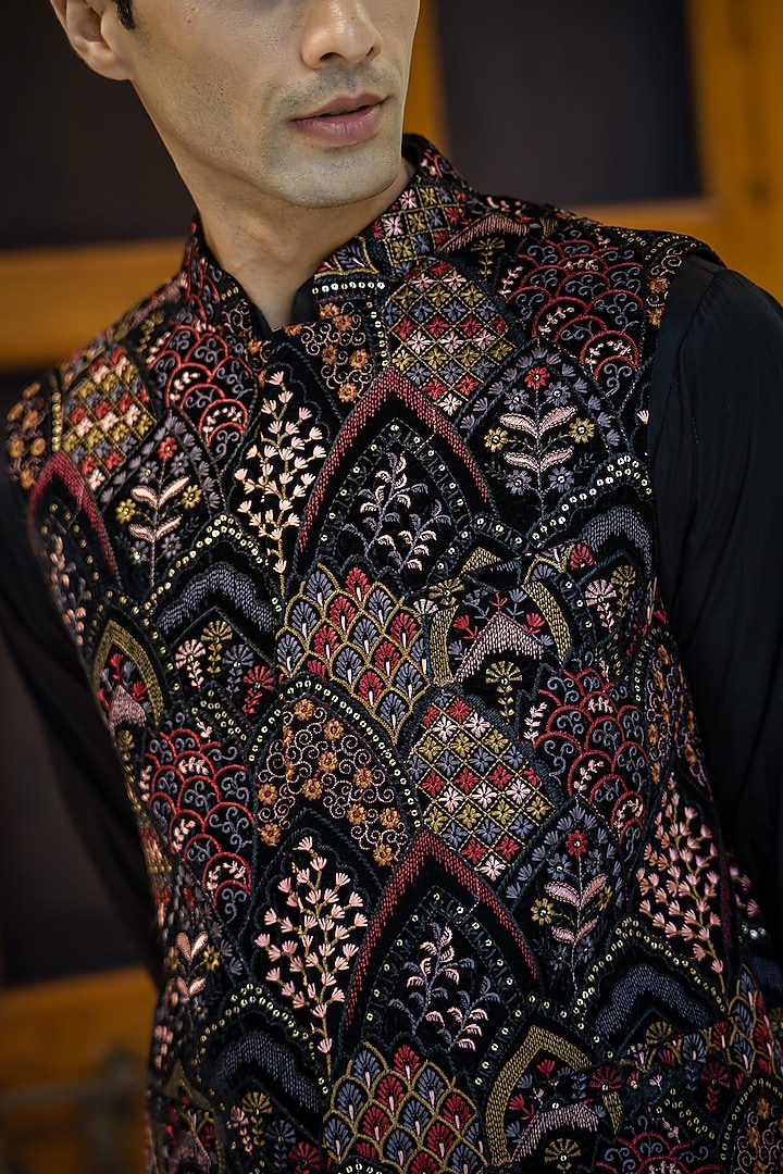 Black Velvet Machine Embroidered Bundi Jacket Set by TAJIRI at Pernia's Pop Up Shop