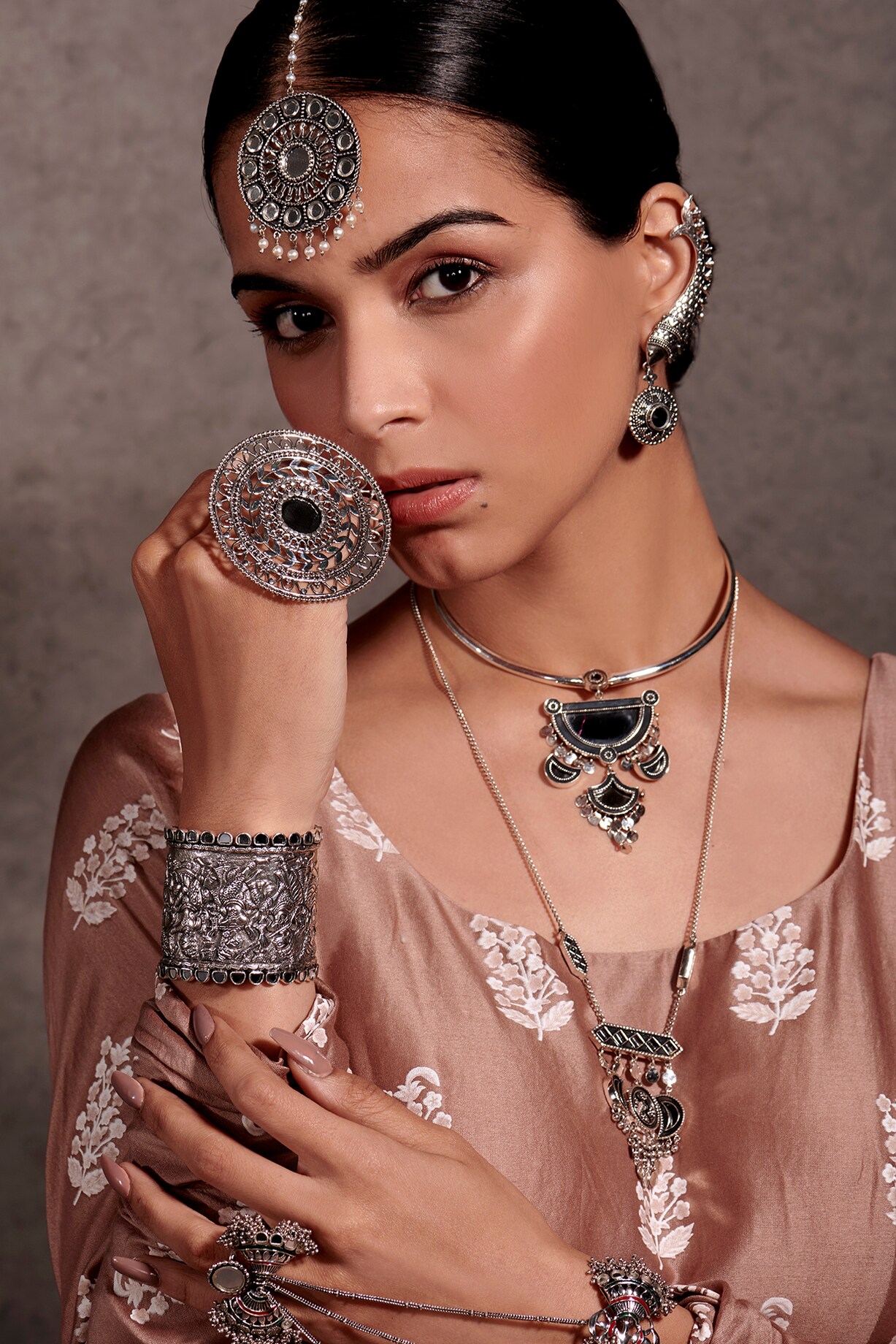 White Finish Oxidised Maang Tikka In Sterling Silver by Tribe Amrapali at  Pernia's Pop Up Shop