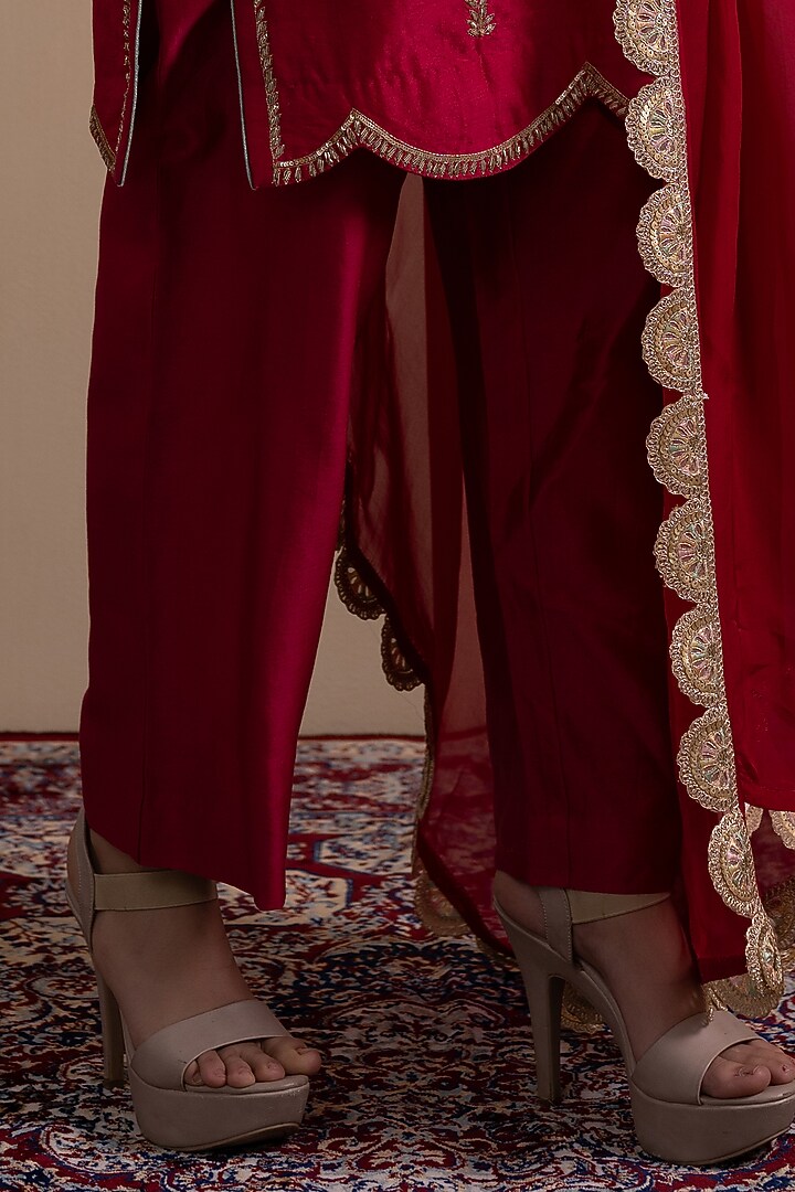 Deep Red Chanderi Silk Dabka & Sequins Embroidered Kurta Set by Tanya Chopra at Pernia's Pop Up Shop