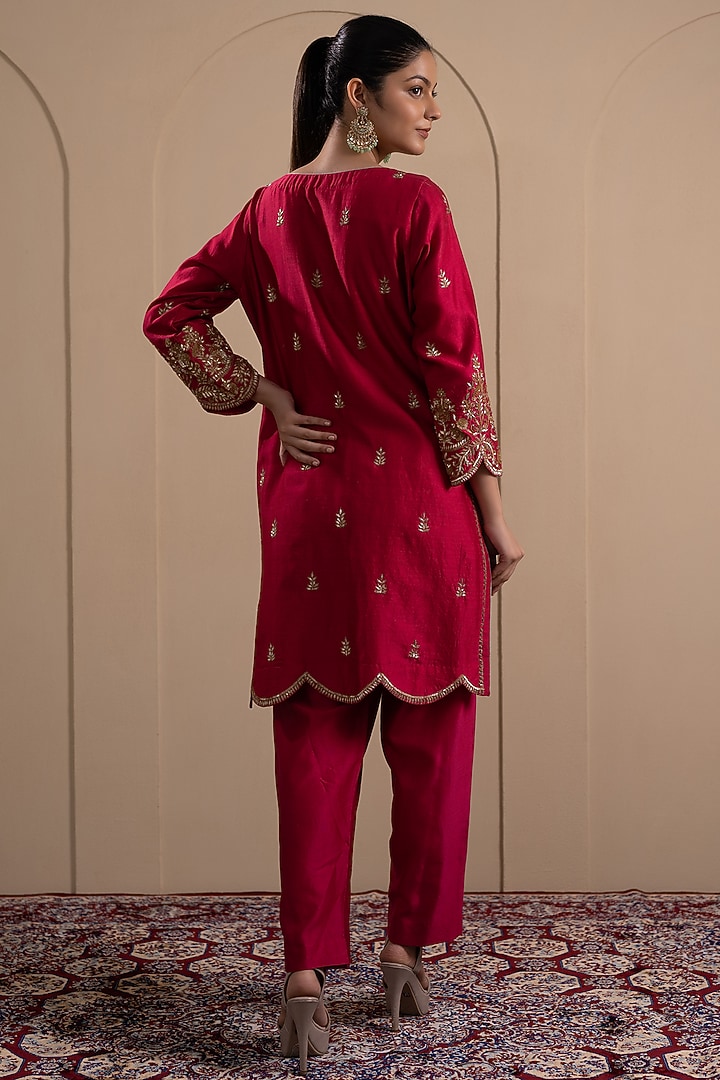 Deep Red Chanderi Silk Dabka & Sequins Embroidered Kurta Set by Tanya Chopra at Pernia's Pop Up Shop