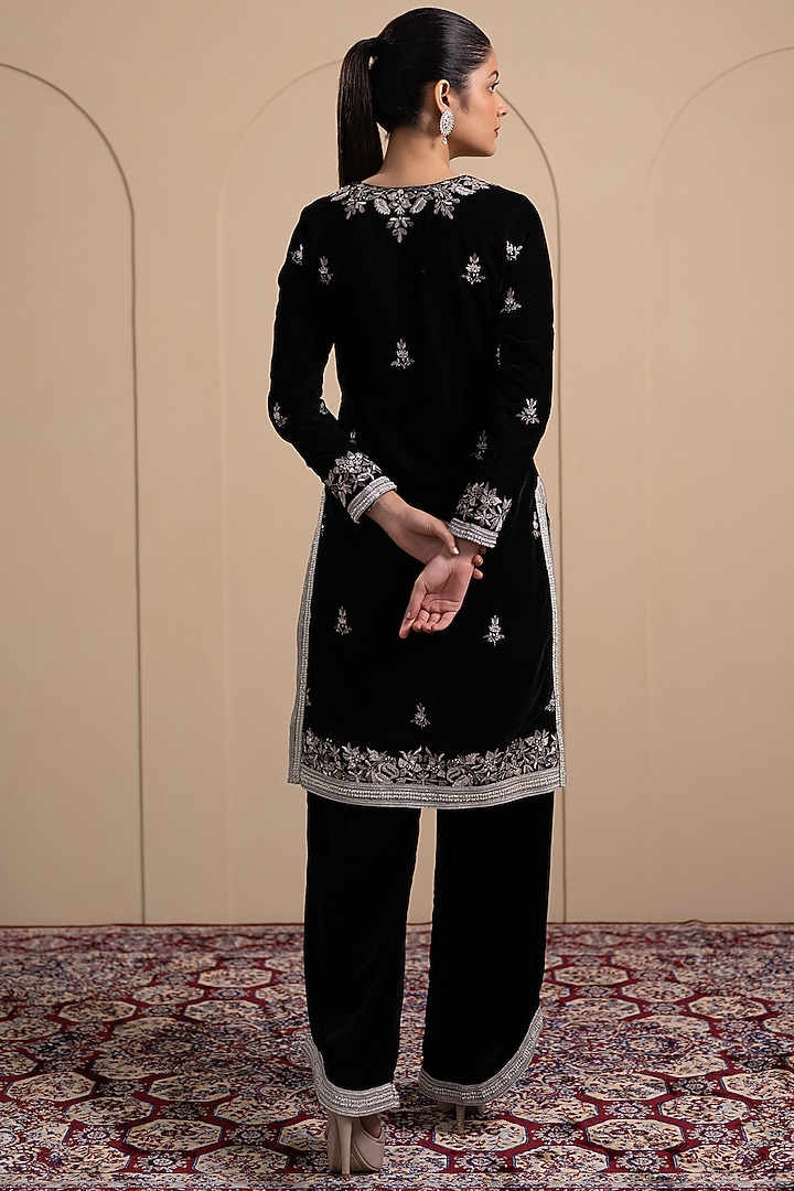 Black Velvet Zari & Thread Embroidered Kurta Set by Tanya Chopra at Pernia's Pop Up Shop