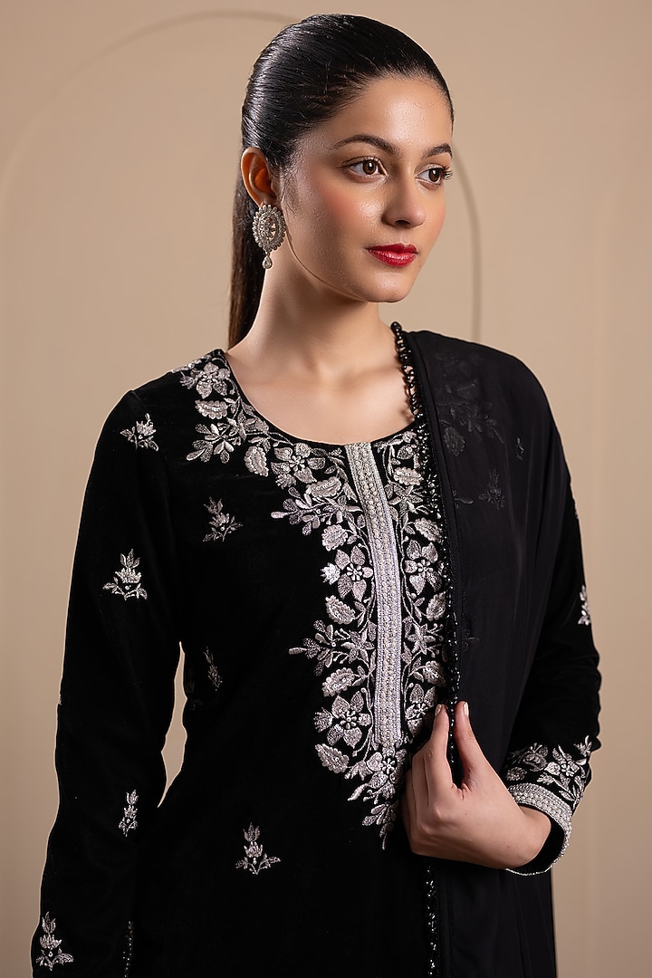 Black Velvet Zari & Thread Embroidered Kurta Set by Tanya Chopra at Pernia's Pop Up Shop
