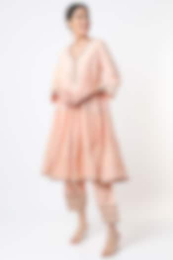 Peach Embroidered Kurta Set by Tanu Malhotra at Pernia's Pop Up Shop