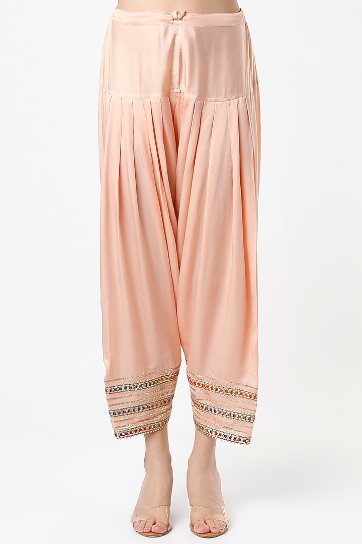 Peach Embroidered Kurta Set by Tanu Malhotra at Pernia's Pop Up Shop