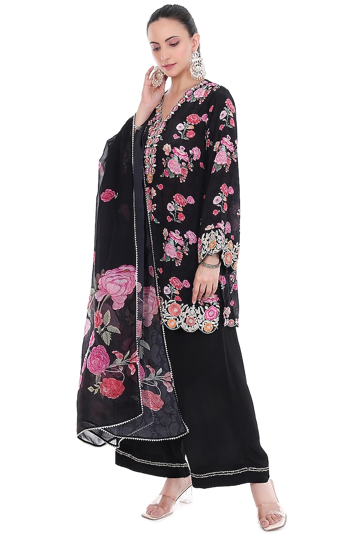Black Crepe Floral Printed & Embroidered Short Kurta Set by Tanu Malhotra at Pernia's Pop Up Shop