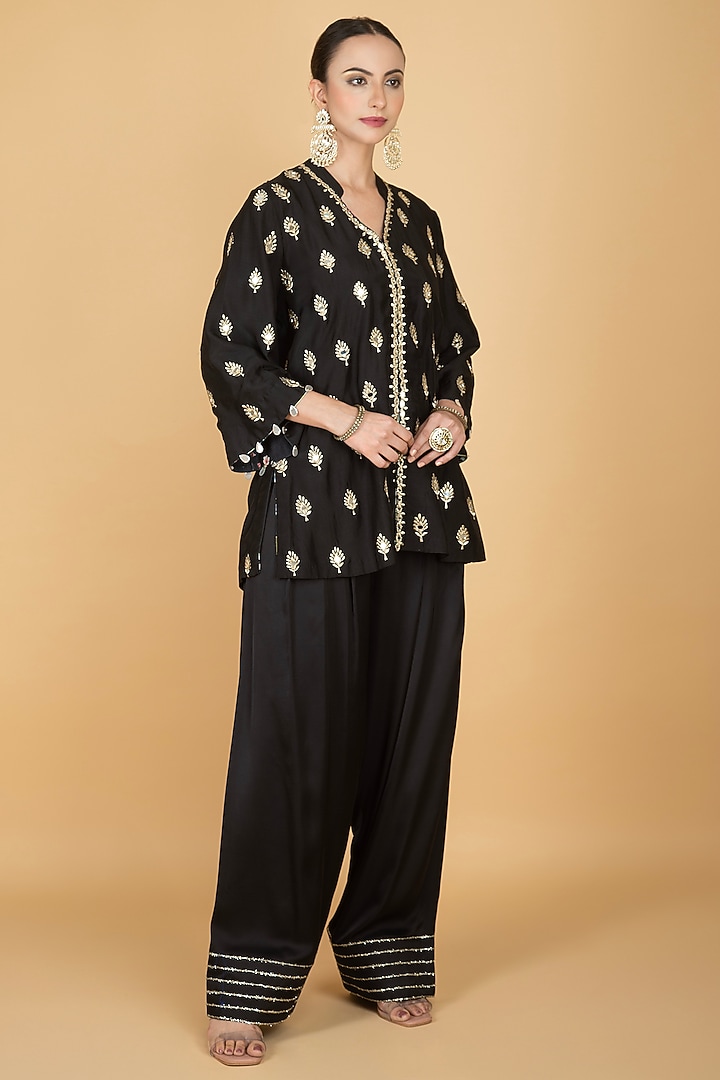 Black Cotton Silk Mirror Boota Embroidered Short Kurta Set by Tanu Malhotra at Pernia's Pop Up Shop