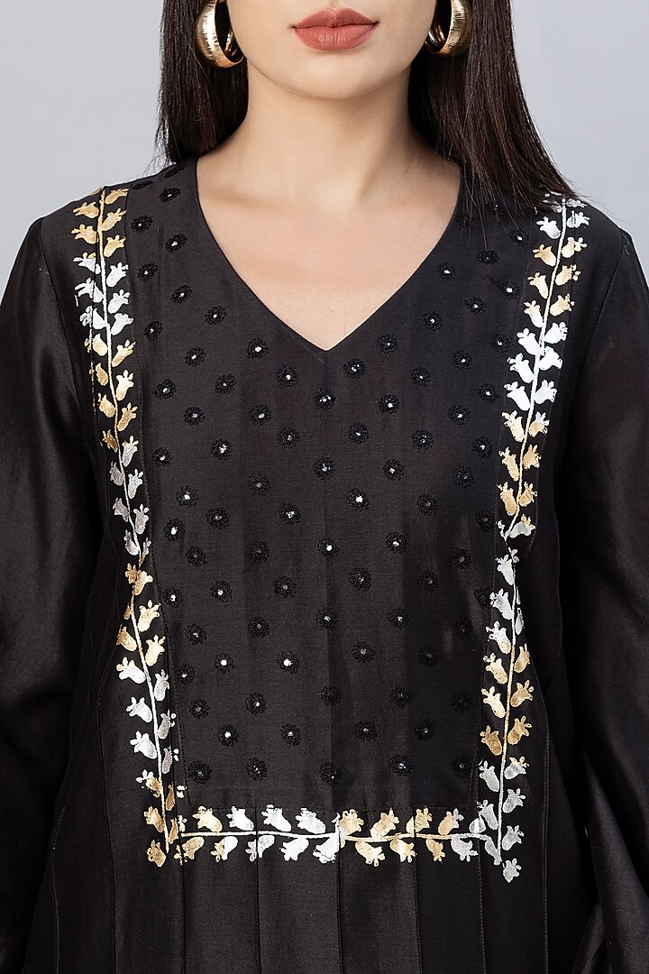 Black Chanderi Silk Mirror Embroidered Kurta Set by Tanu Malhotra at Pernia's Pop Up Shop