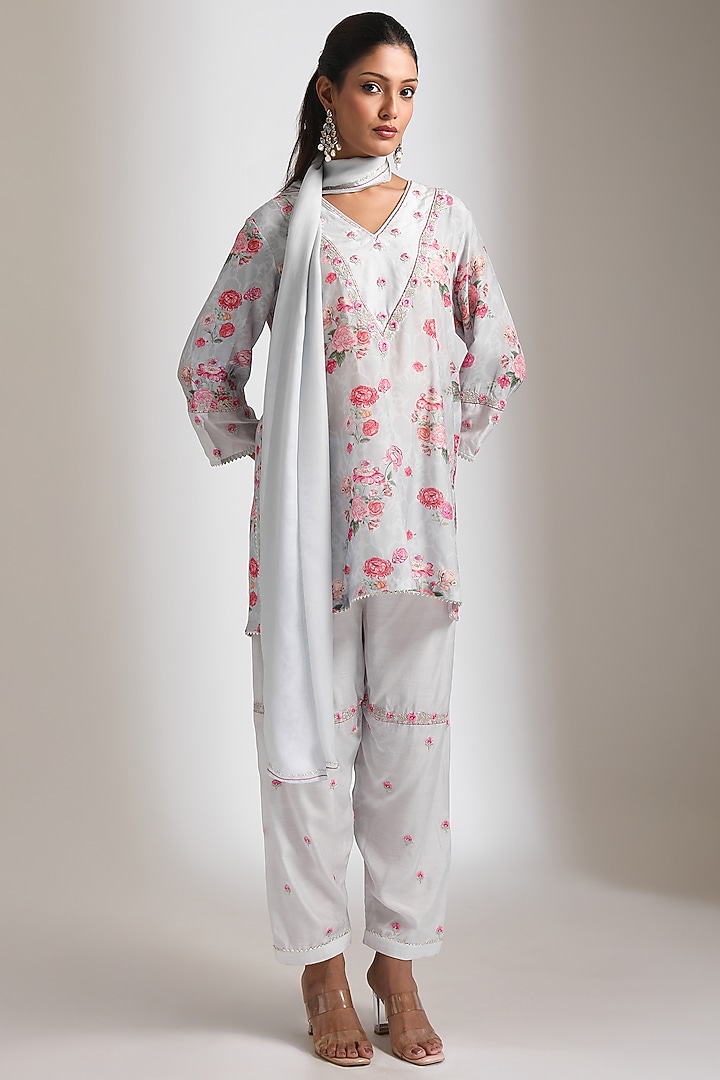 Blue Cotton Silk Floral Embroidered Kurta Set by Tanu Malhotra at Pernia's Pop Up Shop