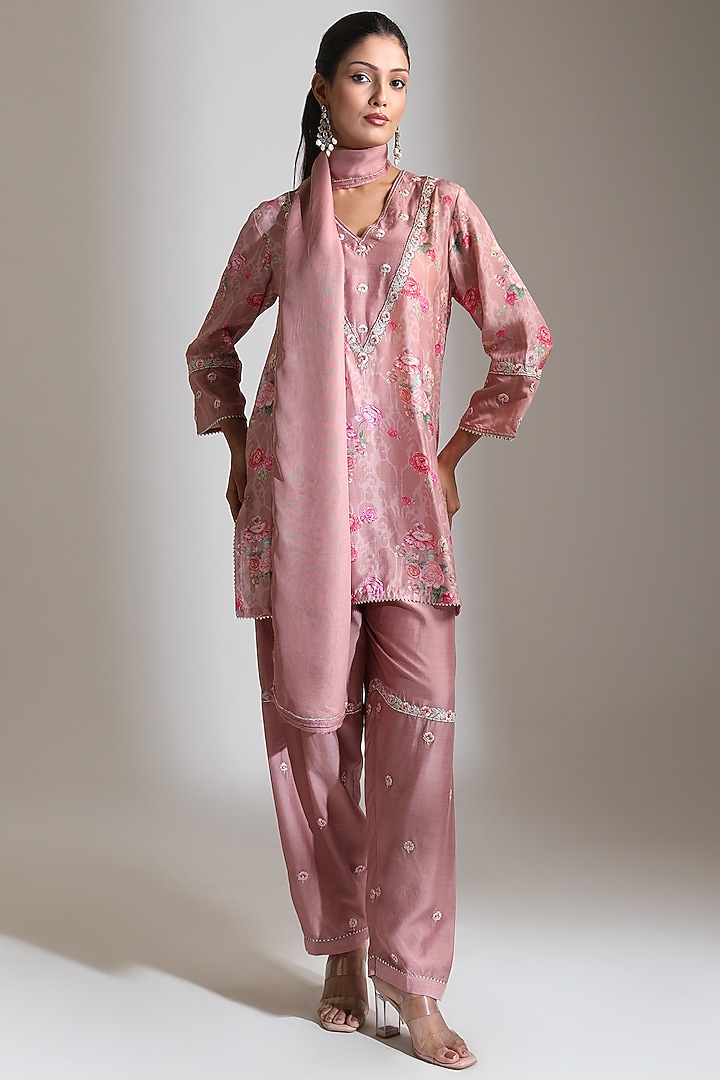 Pink Cotton Silk Floral Embroidered Kurta Set by Tanu Malhotra at Pernia's Pop Up Shop