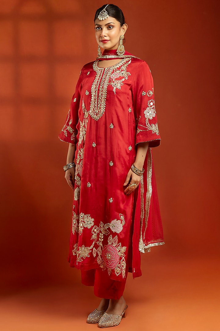 Red Cotton Silk Embroidered Kurta Set by Tanu Malhotra at Pernia's Pop Up Shop